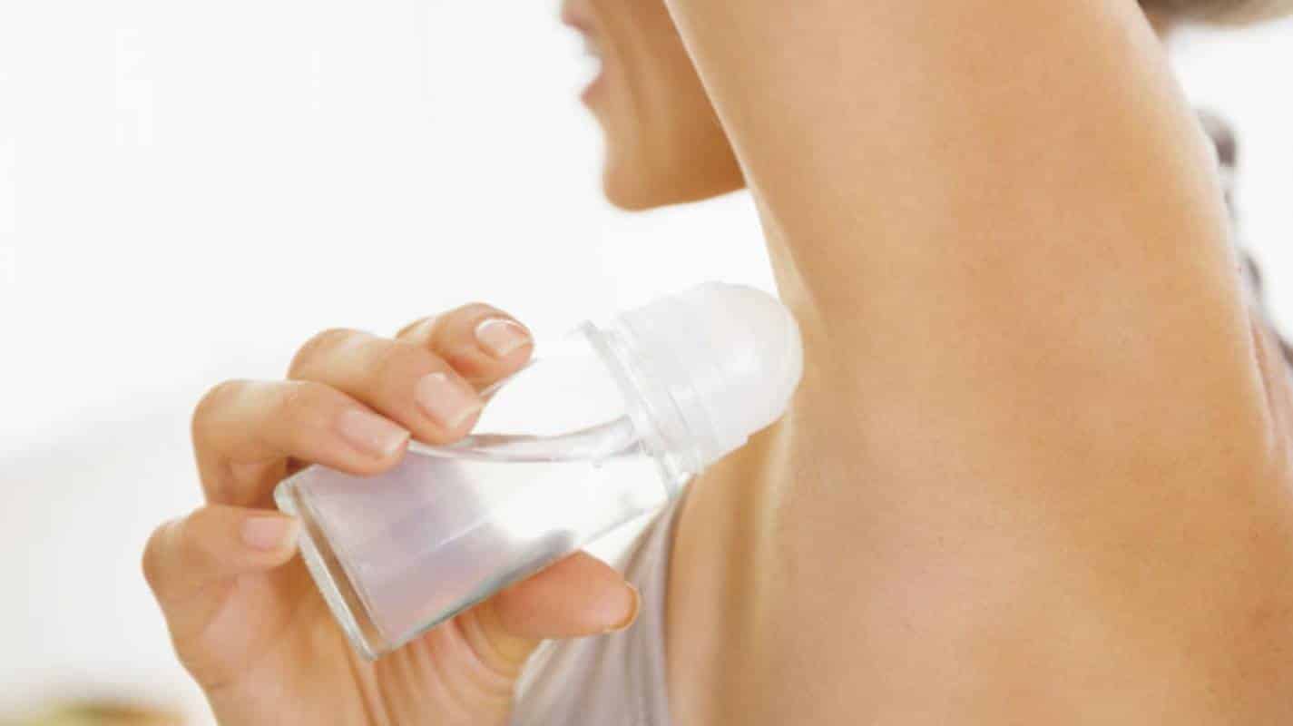 8 erros que você comete ao usar desodorante que provavelmente não conhecia