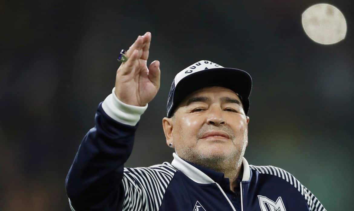 Aos 60 anos, morre Diego Maradona, após parada cardiorrespiratória