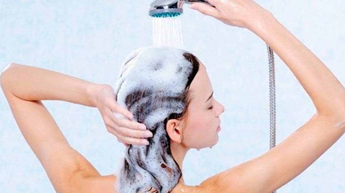 Essa seria a maneira correta de lavar os cabelos, segundo especialistas