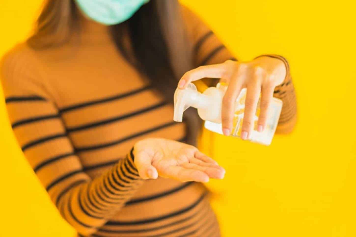 Hidrate naturalmente as mãos contra o ressecamento do álcool em gel