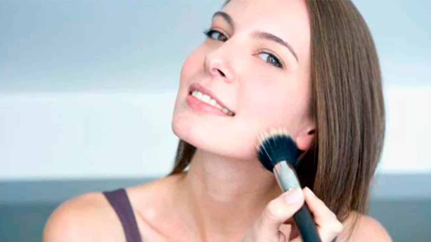 Dica de maquiagem: como usar a base corretamente e parecer mais jovem