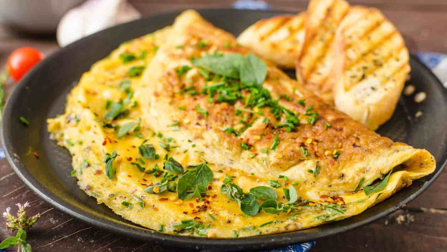 Aprenda a fazer uma receita nutritiva com esta omelete leve e crocante