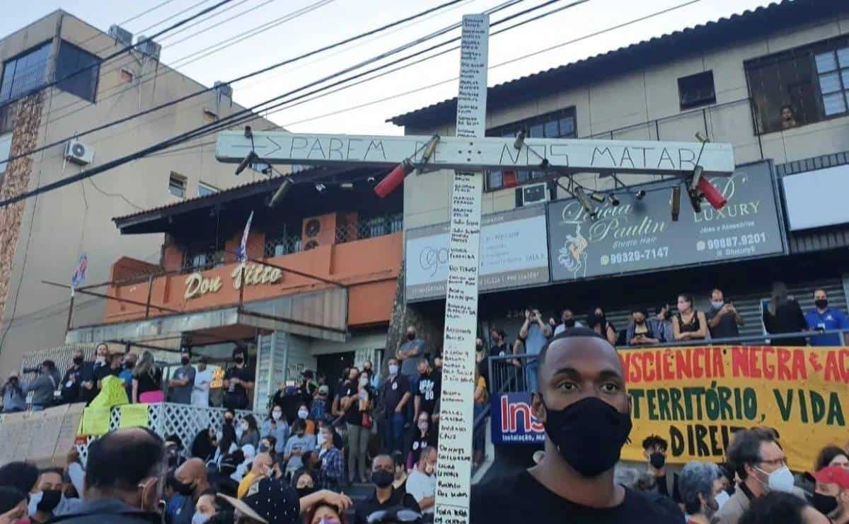 Dia de protestos contra assassinato de negro nas mãos de seguranças em Porto Alegre