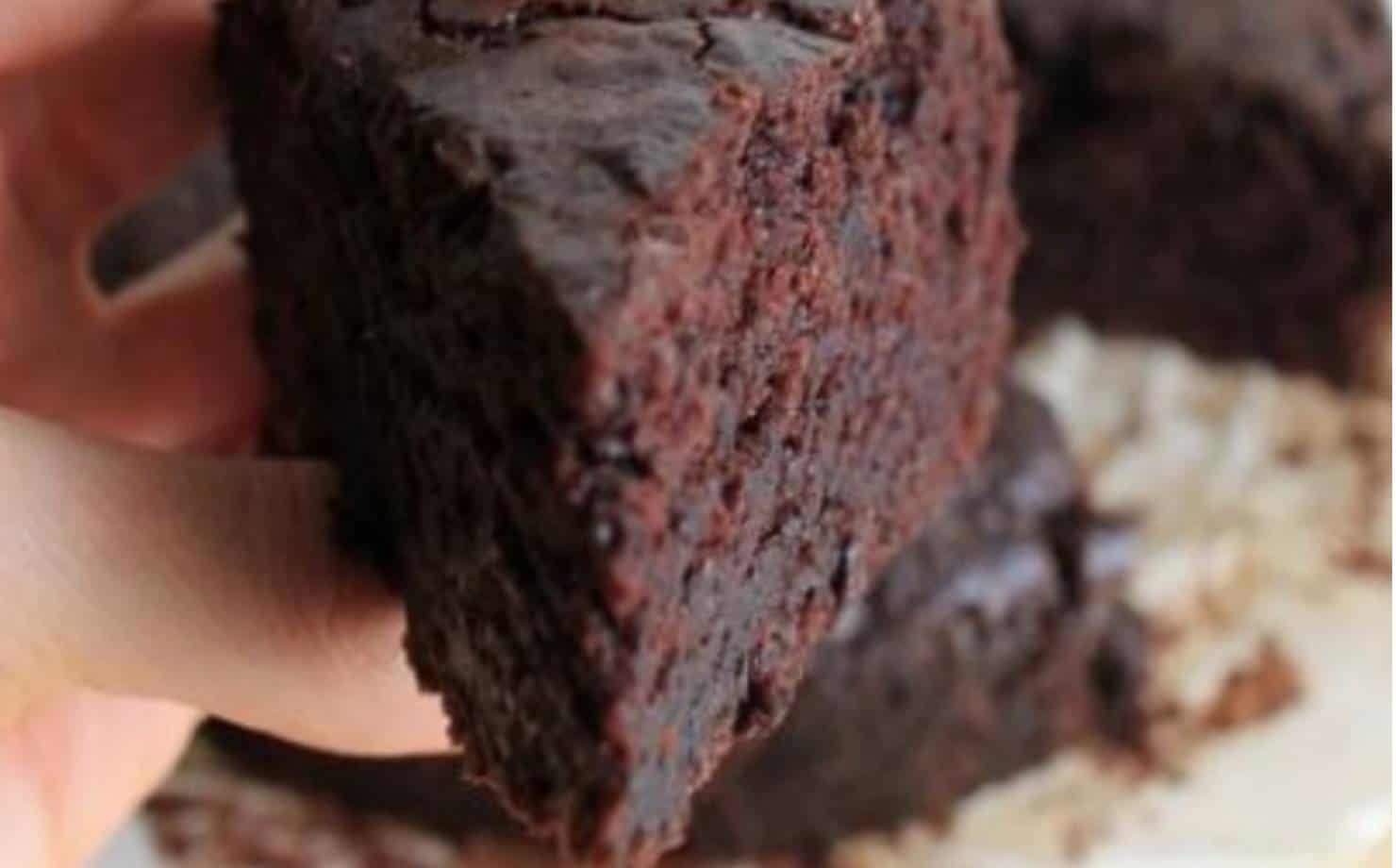 Uma delícia de bolo de chocolate com 2 ingredientes