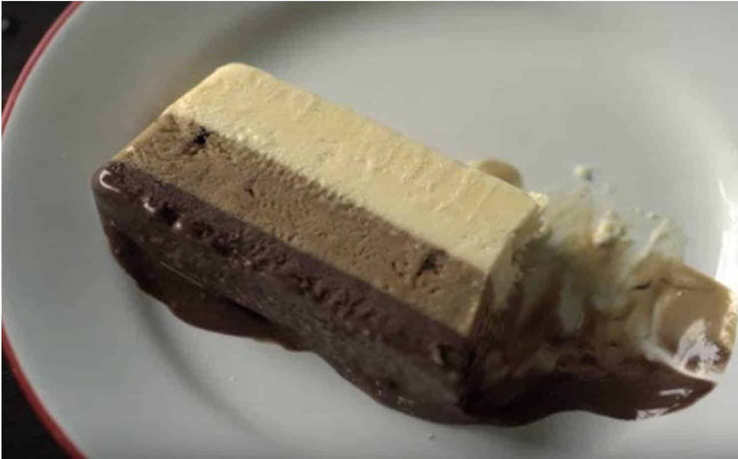 Veja como fazer uma deliciosa torta sorvete de chocolate, café e baunilha