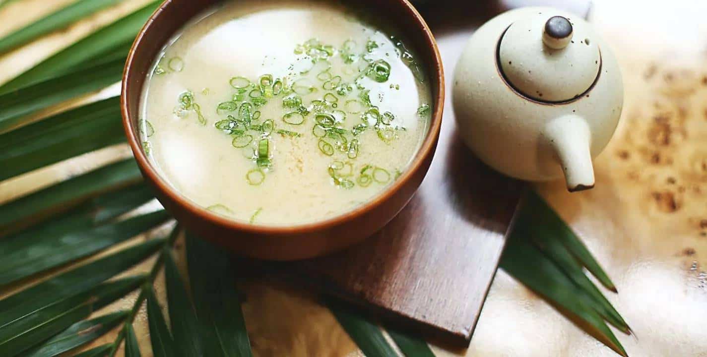 Sopa cremosa de coco e coentro: sabores exóticos à sua mesa