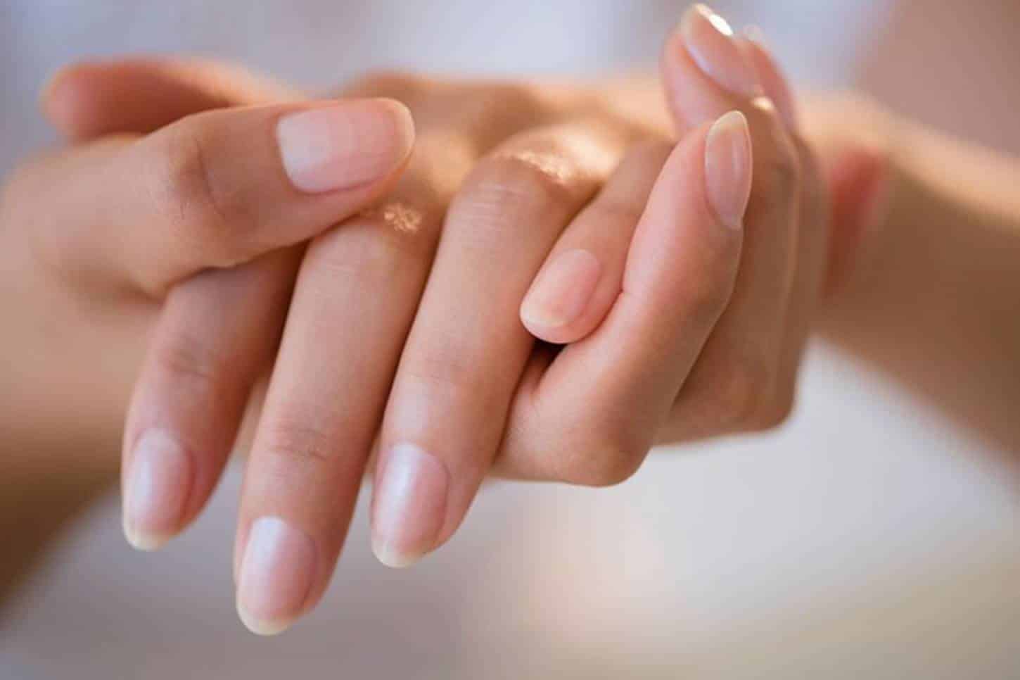 Unhas tratadas vs danificadas: aprenda a cuidar das suas unhas sozinho