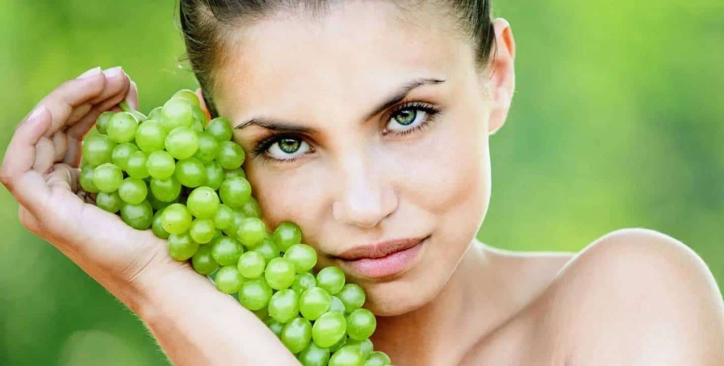 Um cacho de uvas: a melhor alternativa para você ter uma pele sem rugas