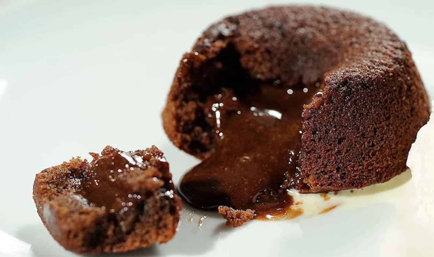 Vulcão de chocolate: uma receita simples, deliciosa e extra cremosa por dentro