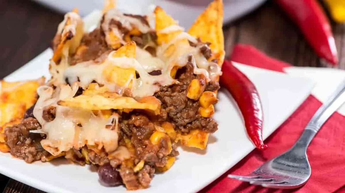 O jeito mais fácil de preparar nachos gratinados em casa